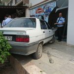 KOZAN’DA YOLDAN ÇIKAN OTOMOBİL, PASTANEYE GİRDİ