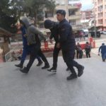 PEKMEZCİ’DE ŞEHİT AİLESİNİ DOLANDIRAN 2 KİŞİ YAKALANDI