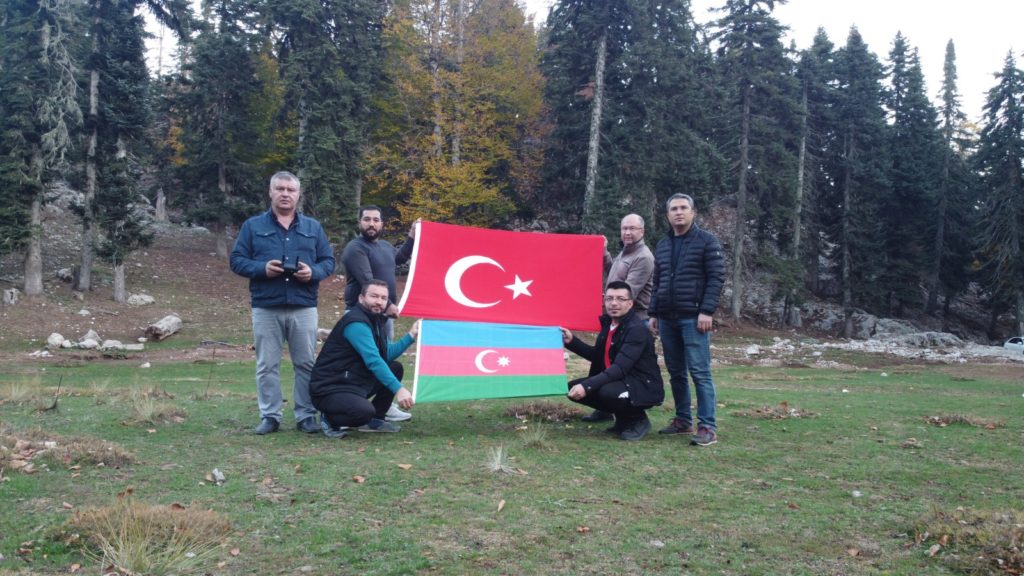 ŞUŞA’NIN ALINMASI KOZAN FOTOĞRAFÇILARI TARAFINDAN AZERBAYCAN BAYRAĞI AÇILARAK GÖLLER’DE KUTLANDI