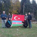 ŞUŞA’NIN ALINMASI KOZAN FOTOĞRAFÇILARI TARAFINDAN AZERBAYCAN BAYRAĞI AÇILARAK GÖLLER’DE KUTLANDI