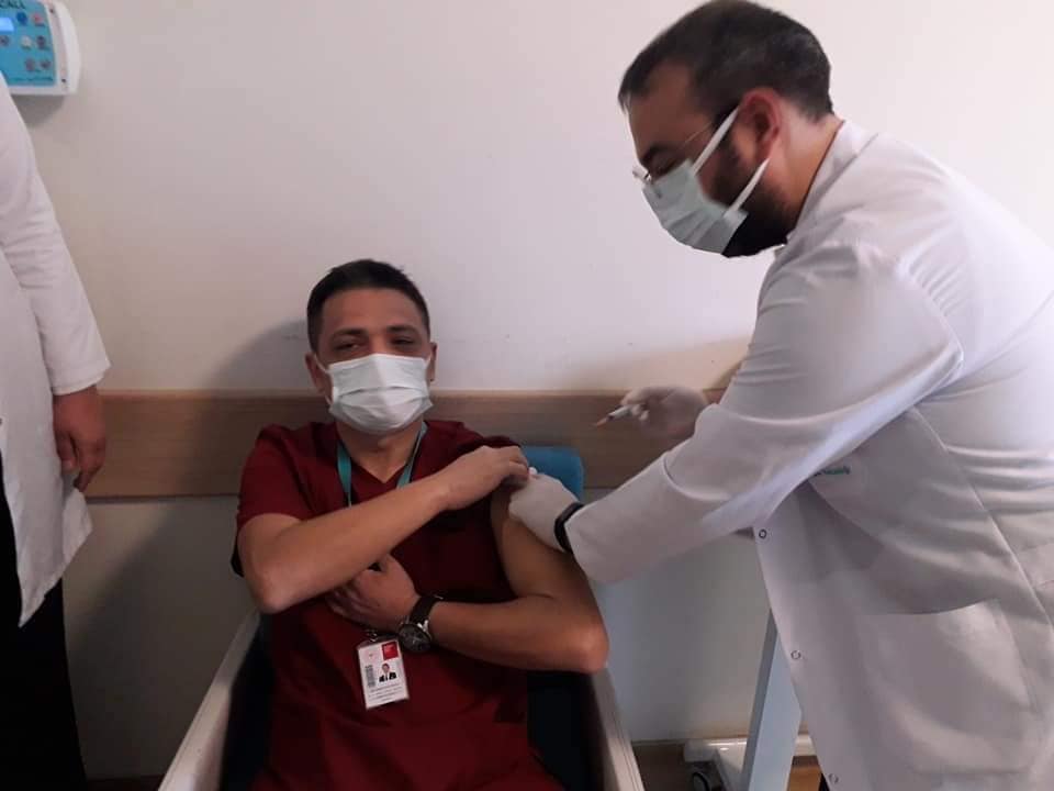 Kozan’da sağlıkçılar Covid 19 aşısı olmaya başladı.