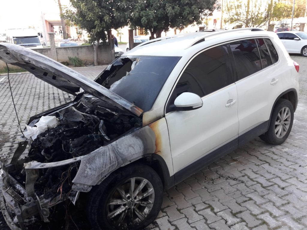 Kozan’da Bir Gecede 2 Otomobil Yandı