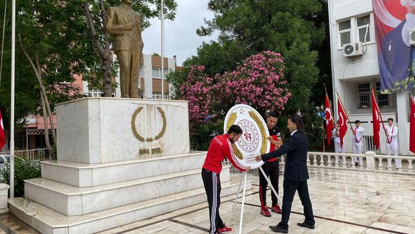 Gençlik ve Spor Bayramı etkinlikleri Kozan’da Atatürk anıtına çelenk sunumu ile başladı