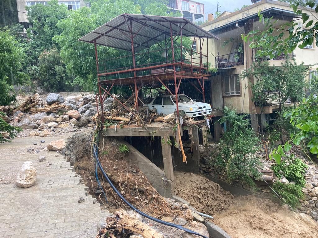 Kozan’da şiddetli yağış hayatı olumsuz etkiledi