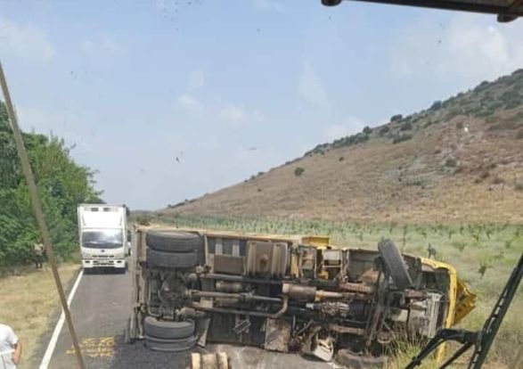 Yassıçalı – Gaziköy Karayolunda kamyon devrildi 2 kişi yaralandı