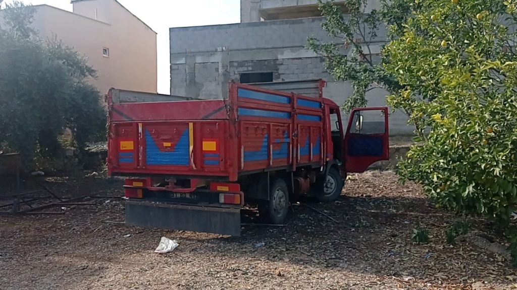 İmamoğlu ilçesinden çalıntı olduğu belirlenen kamyon terk edilmiş vaziyette Kozan’da bulundu.