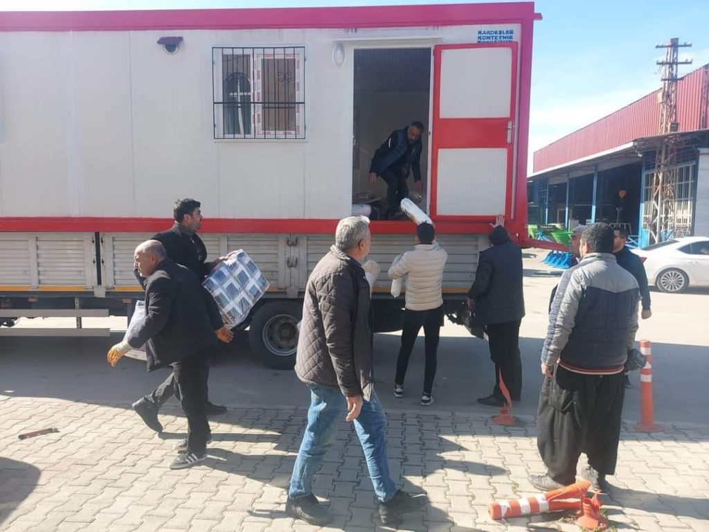 GÜRDAL TOPAL DEPREM BÖLGESİNE İKİ KONTEYNIR İLE DESTEK VERİYOR