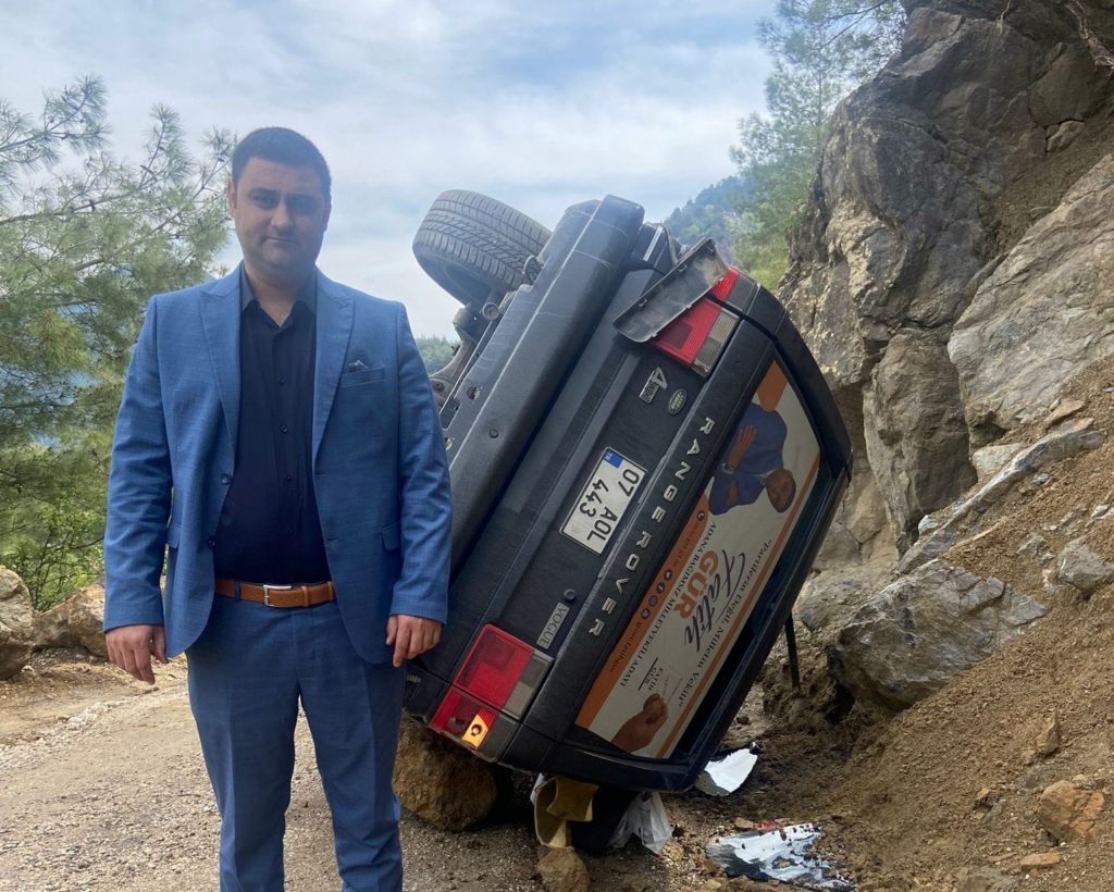 Bağımsız Adana Milletvekili Adayı Fatih Gür ekibi kaza yaptı