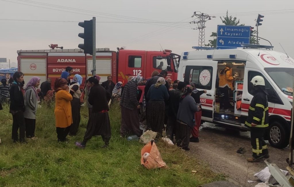 İmamoğlu’nda yağış nedeniyle kayganlaşan yolda midibüs yan yattı 9 tarım işçisi yaralandı.