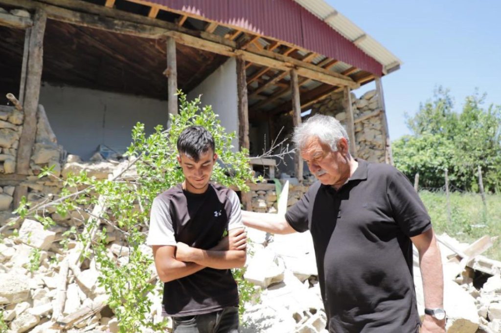 Büyükşehir Belediye Başkanı Zeydan Karalar, depremzede aileleri ziyaret etti