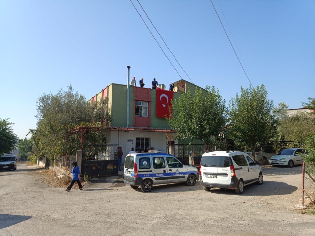 KOZAN’A ŞEHİT HABERİ GELDİ. EVİNE TÜRK BAYRAĞI ASILDI