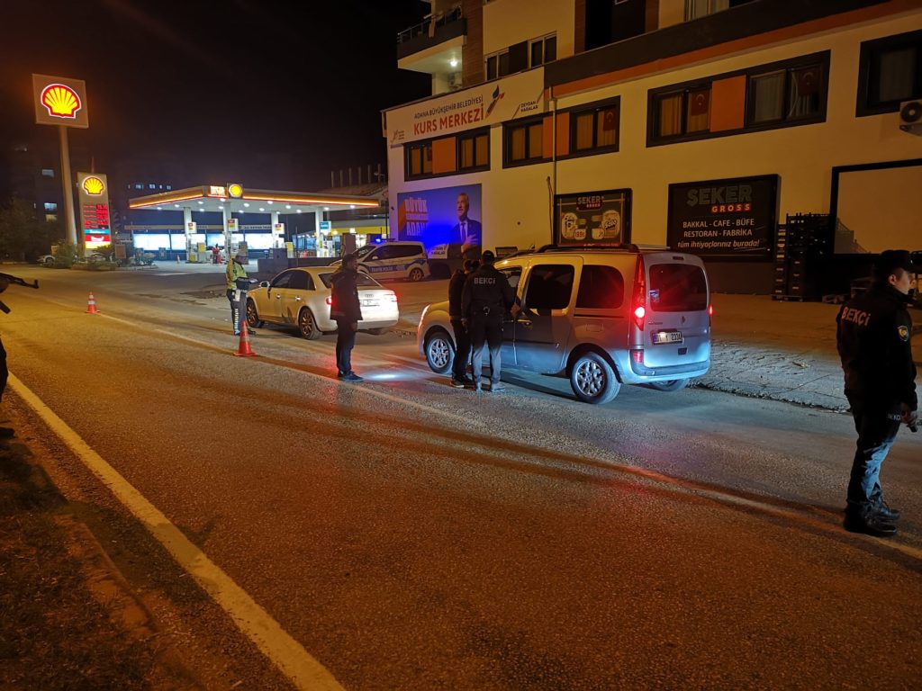 KOZAN’DA ÇEŞİTLİ SUÇLARDAN ARANAN 19 ŞAHIS YAKALANARAK TUTUKLANDI