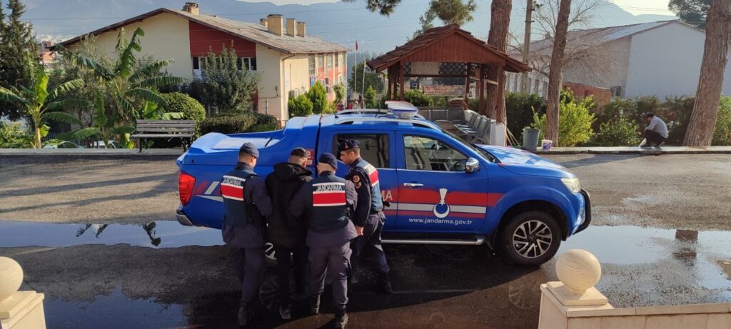 Kozan’da firari şahıs Jandarma ekiplerinin başarılı çalışması ile yakalandı.