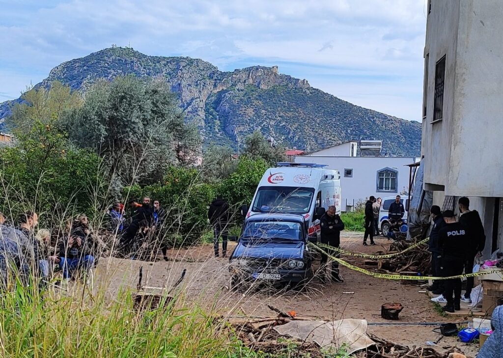 Kozan’da cinayet polis ekipleri evde bir erkek cesedi ile karşılaştı.
