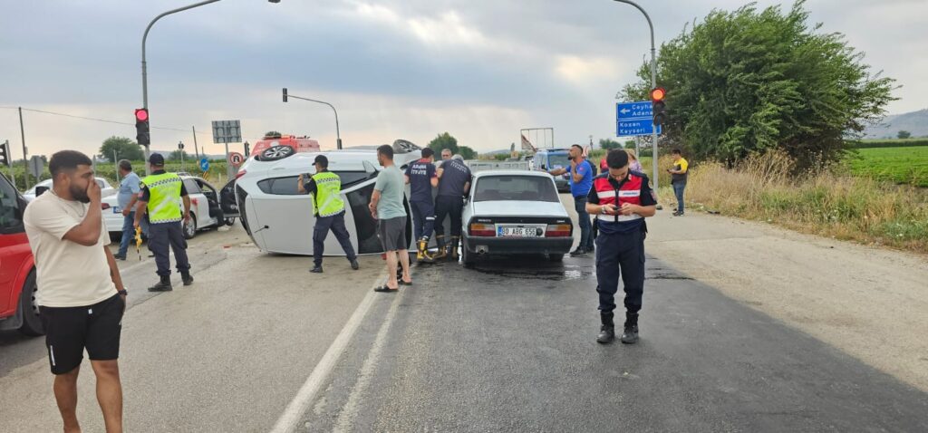 Kozan Kadirli Karayolu Faydalı Köyü Mevkisinde kaza 3 yaralı