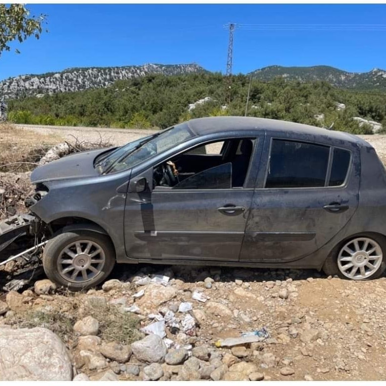 Feke Tenkerli’de kaza 1’i ağır 2 kişi yaralandı.