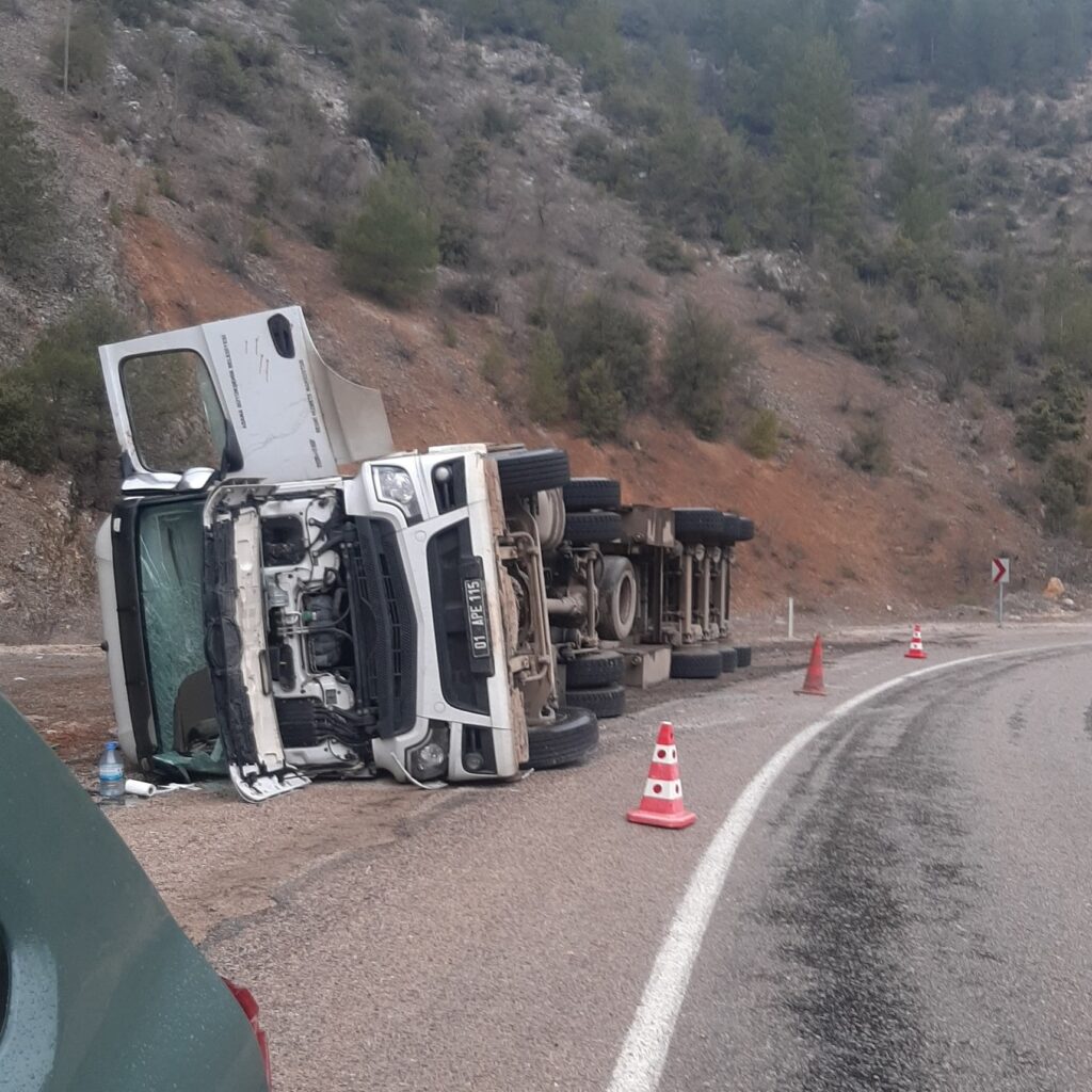 Saimbeyli’de Kontrolden Çıkan Tır Yan Yattı.