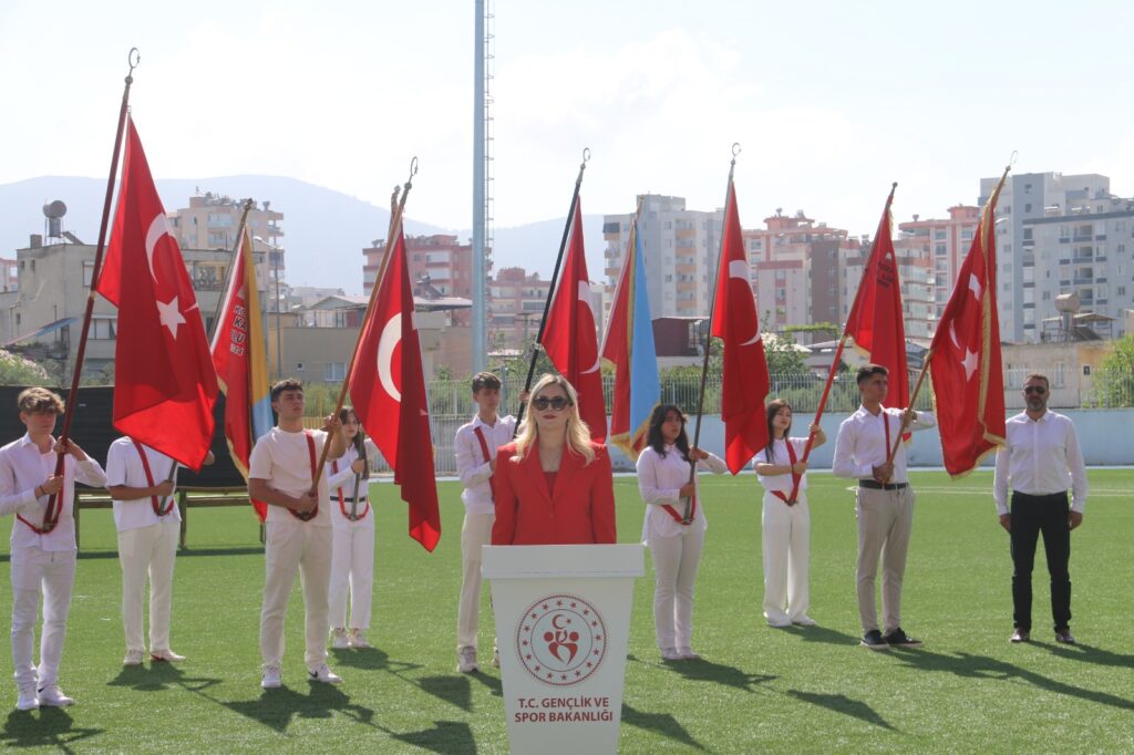 19 MAYIS KOZAN’DA TÖRENLE KUTLANDI