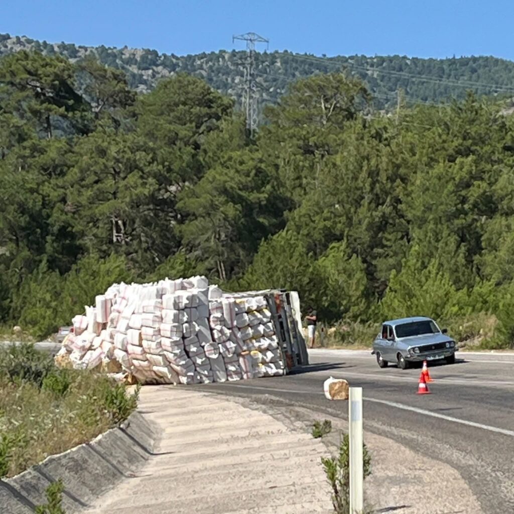 KOZAN–FEKE KARAYOLUNDA SAMAN YÜKLÜ KAMYON DEVRİLDİ: TRAFİK KISA SÜRELİ AKSADI