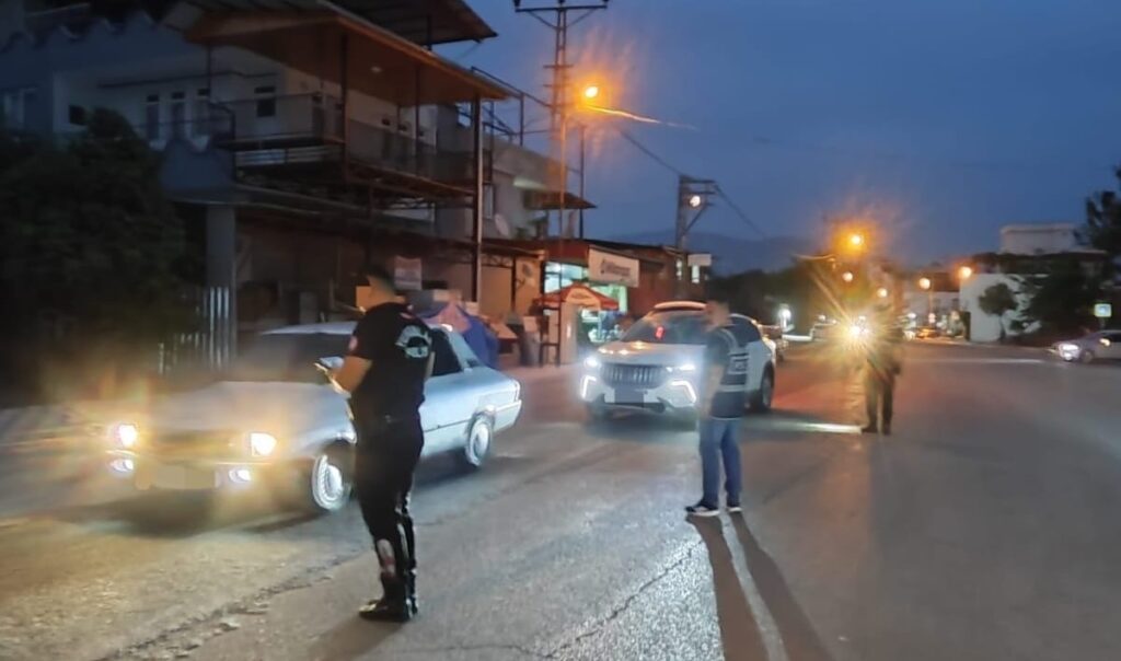 Kozan Emniyeti Çalışıyor. Araması olan Şahıslar Yakalandı, Silahlar Ele Geçirildi!