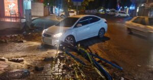 Kozan’da Otomobil Çukura Çöktü