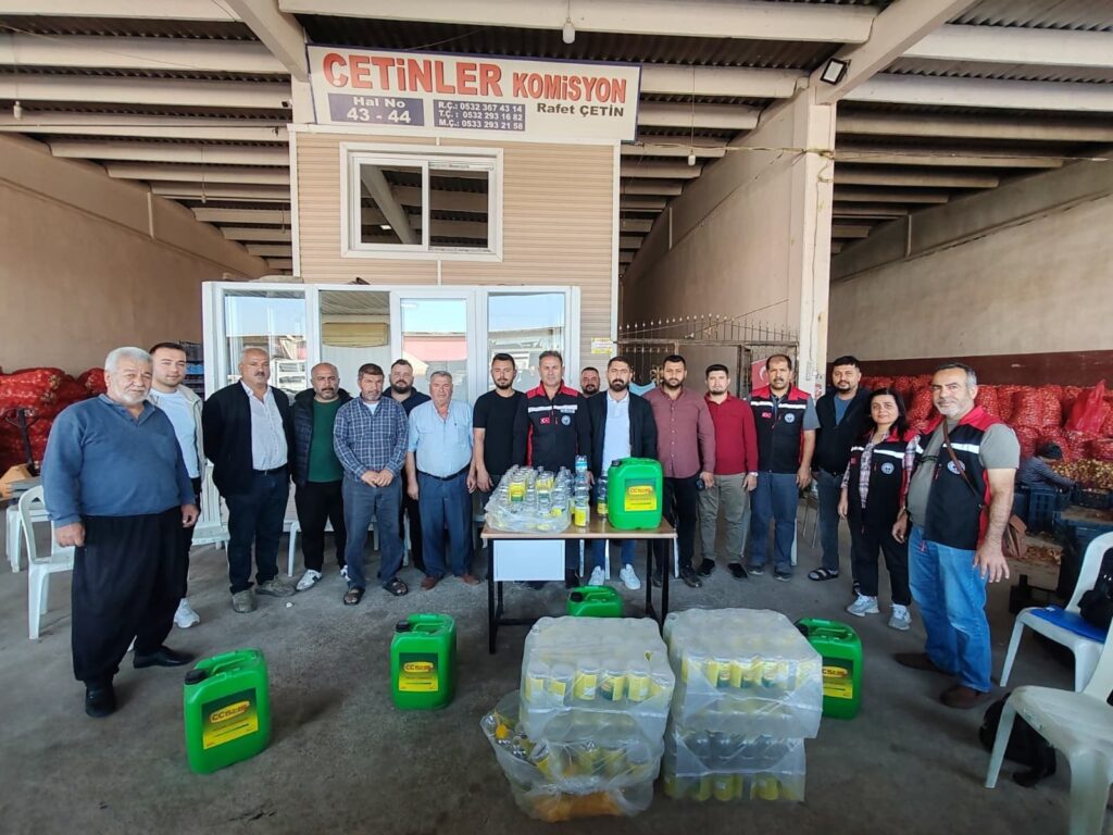 Kozan İlçe Tarım Müdürlüğü Sebze Halinde Akdeniz Meyve Sineği Tuzağı Dağıtımı Gerçekleştirdi.