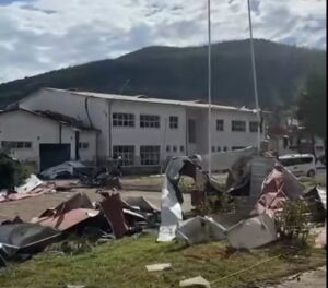 BUCAK ANADOLU LİSESİ’NİN ÇATISI FIRTINADA UÇTU