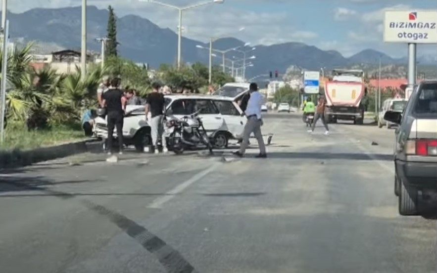 Kaza Yapan Araçtan Düştüler