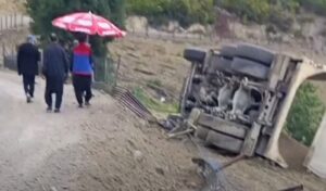 Şerifli Köyünde Yol Yapımında Çalışan Kamyon Devrildi
