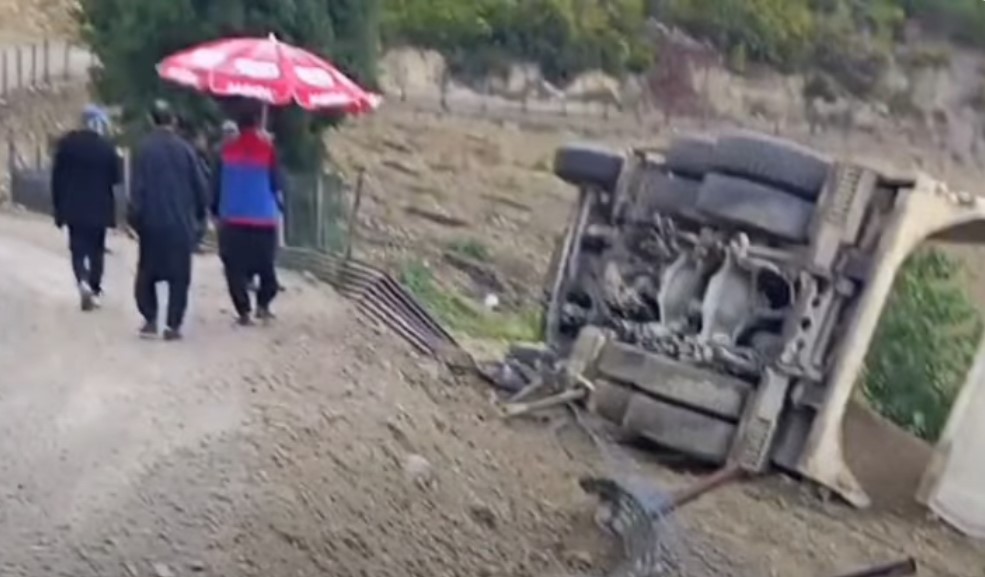 Şerifli Köyünde Yol Yapımında Çalışan Kamyon Devrildi
