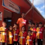Durmuşlu İlkokulu öğrencileri bugün okula sarı kırmızı formalarıyla geldiler.