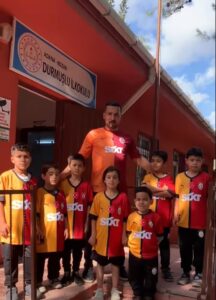 Durmuşlu İlkokulu öğrencileri bugün okula sarı kırmızı formalarıyla geldiler.