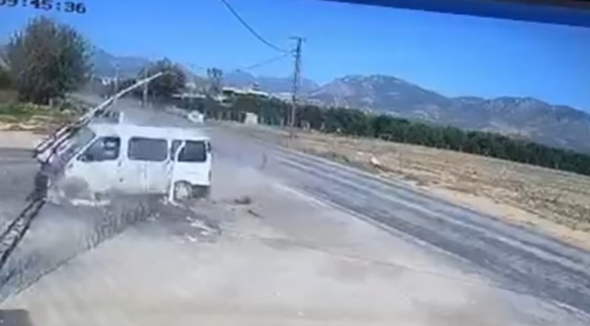 Kozan’da minibüs devrildi: Sürücü ağır yaralandı