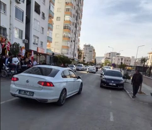 IŞIKLI YOLA TEK TARAFLI PARK YASAĞI GETİRİLDİ