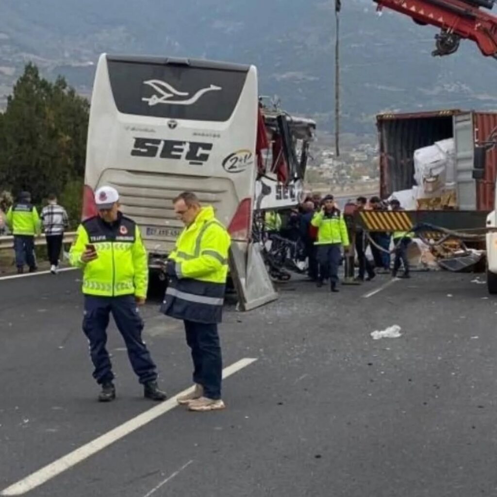 OSMANİYE’DE YOLCU OTOBÜSÜ TIR’A ÇARPTI: 7 ÖLÜ, 11 YARALI