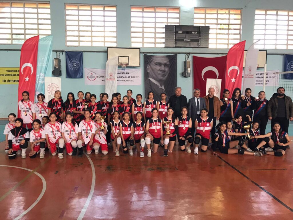 KÜÇÜK KIZLAR VOLEYBOL TURNUVASI SONA ERDİ