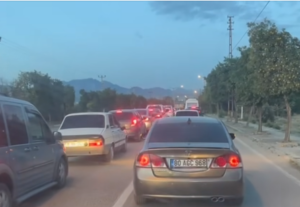 KOZAN SEBZE HALİ VE SANAYİ ARASINDA TRAFİK YOĞUNLUĞU VATANDAŞLARI ÇİLEDEN ÇIKARIYOR