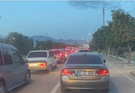 KOZAN SEBZE HALİ VE SANAYİ ARASINDA TRAFİK YOĞUNLUĞU VATANDAŞLARI ÇİLEDEN ÇIKARIYOR