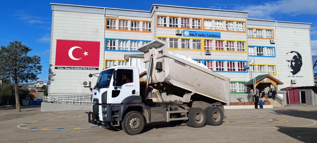 Kozan Halit Dağlı İlkokulu’nda Kar ve Sucuk Ekmek Festivali düzenlendi.