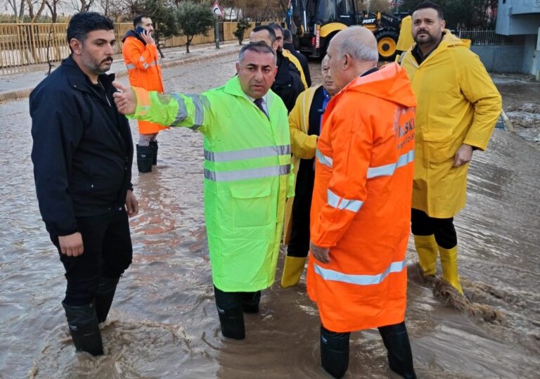 Adana Büyükşehir Belediyesi Sel Alarmında: 492 İş Makinesi, 1672 Personel Sahada