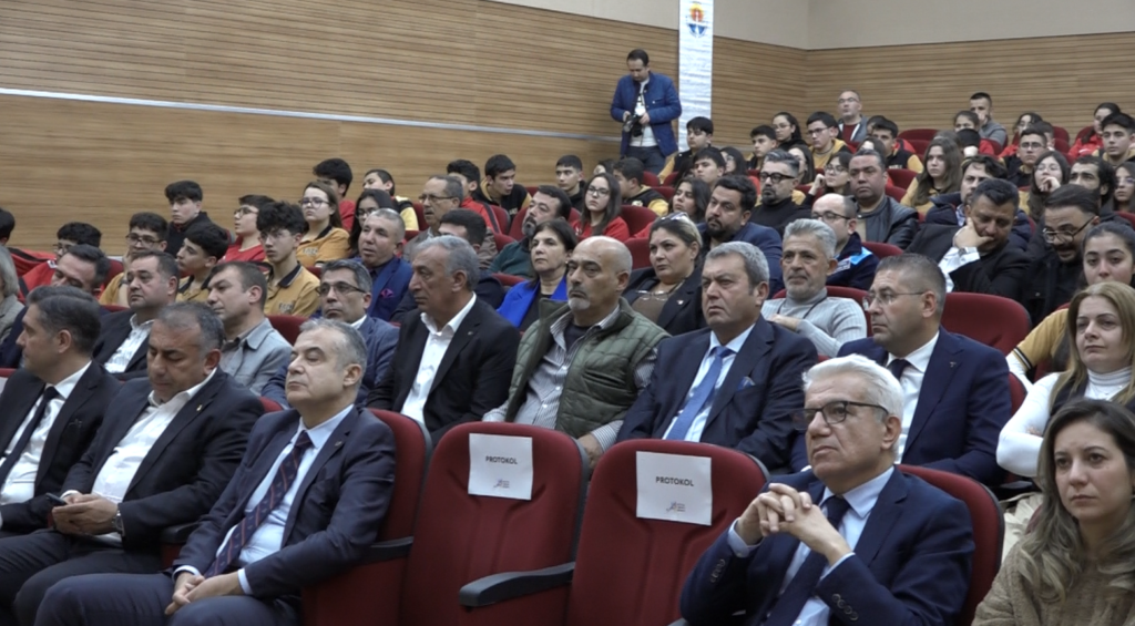 Deprem Gerçeğiyle Yaşamak Kozan’da Ele Alındı: Bilim İnsanları Uyardı