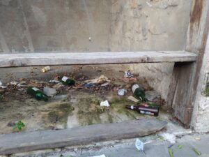 Kozan’ın Tarihi Mirasına Yakışmayan Görüntü: Hoşkadem Camii Altındaki İş Yeri Çöplüğe Döndü