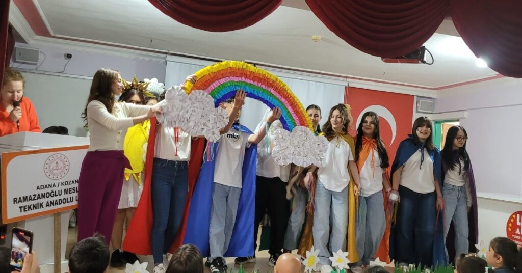 MİNİKLER GÖKKUŞAĞININ RENKLİ DÜNYASINDA BULUŞTU