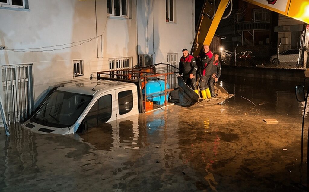 Kadirli’de meydana gelen sel felaketi sonucu 2 kişi hayatını kaybetti, 127 ev kullanılmaz hale geldi.