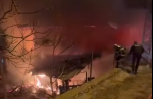 TUFANBEYLİ’DE GECE YARISI AHŞAP EV YANDI