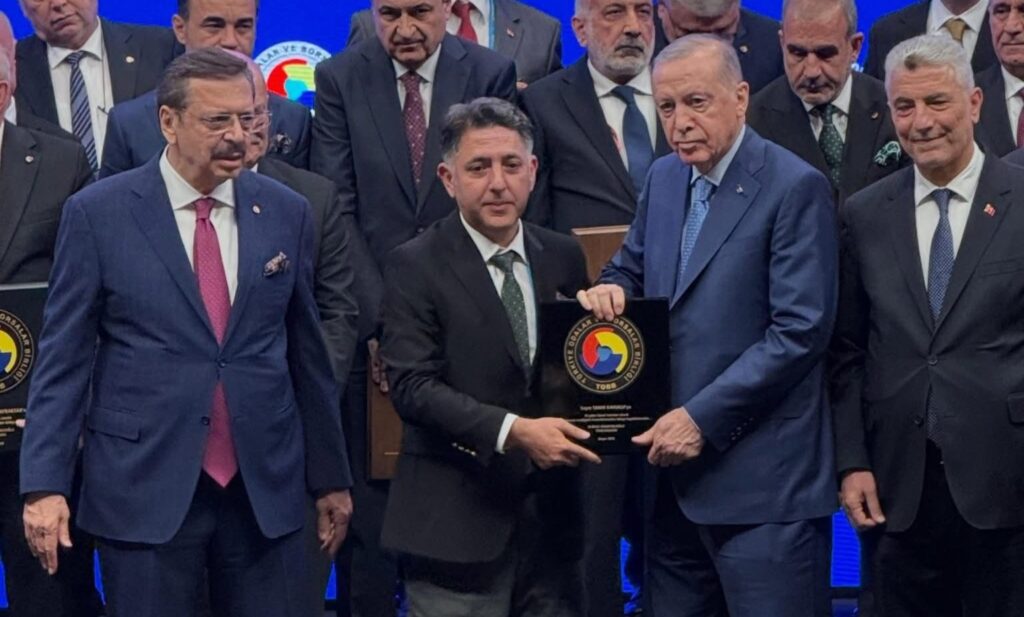 Taner Kavluklu, Hizmet Şeref Belgesi ve Plaketini Cumhurbaşkanı Recep Tayyip Erdoğan’ın elinden aldı.
