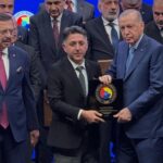 Taner Kavluklu, Hizmet Şeref Belgesi ve Plaketini Cumhurbaşkanı Recep Tayyip Erdoğan’ın elinden aldı.