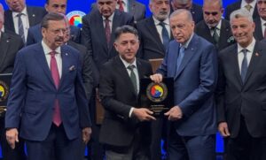 Taner Kavluklu, Hizmet Şeref Belgesi ve Plaketini Cumhurbaşkanı Recep Tayyip Erdoğan’ın elinden aldı.