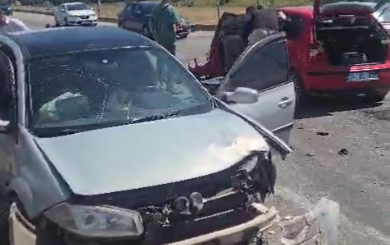Mansurlu Yol Kavşağı’nda İki Otomobil Çarpıştı: 2 Yaralı