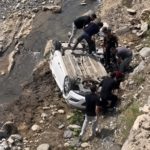 Aladağ ilçesinde otomobilin dere yatağına devrilmesi sonucu 2 kişi hayatını kaybetti, 1 kişi yaralandı.